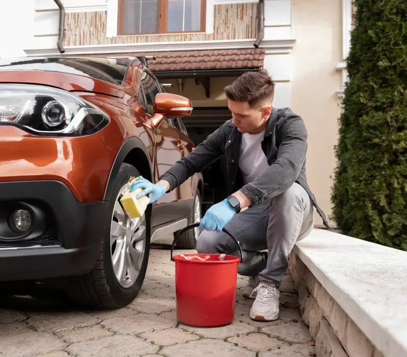 Lavage auto à domicile Massegros Causses Gorges : professionnel intervenant sur un véhicule